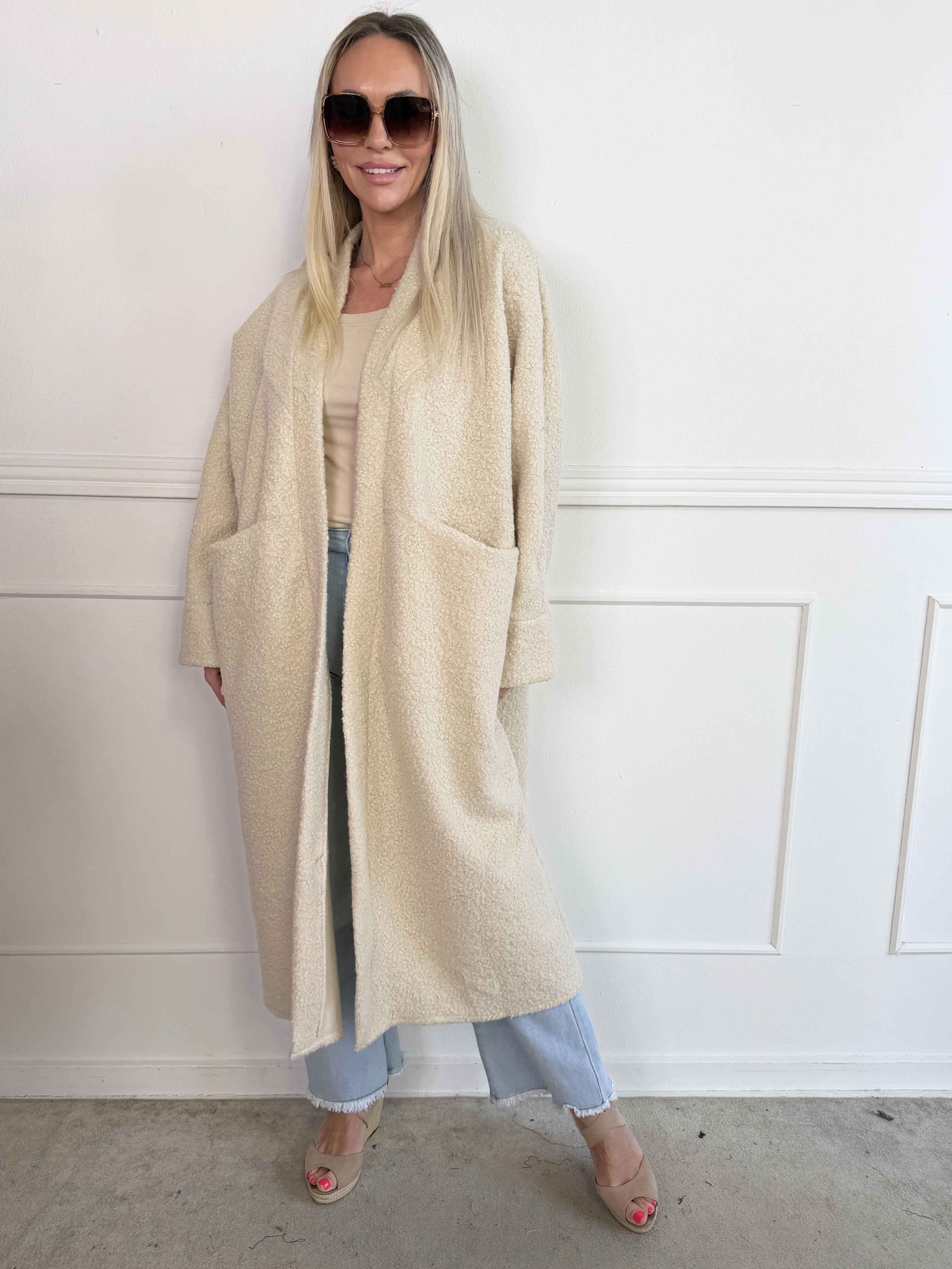 Annah Teddy - Oversized frakke i blødt teddy-stof med tydelige syninger og store lommer